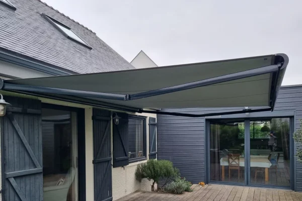 Pose de store banne à l'Herbergement